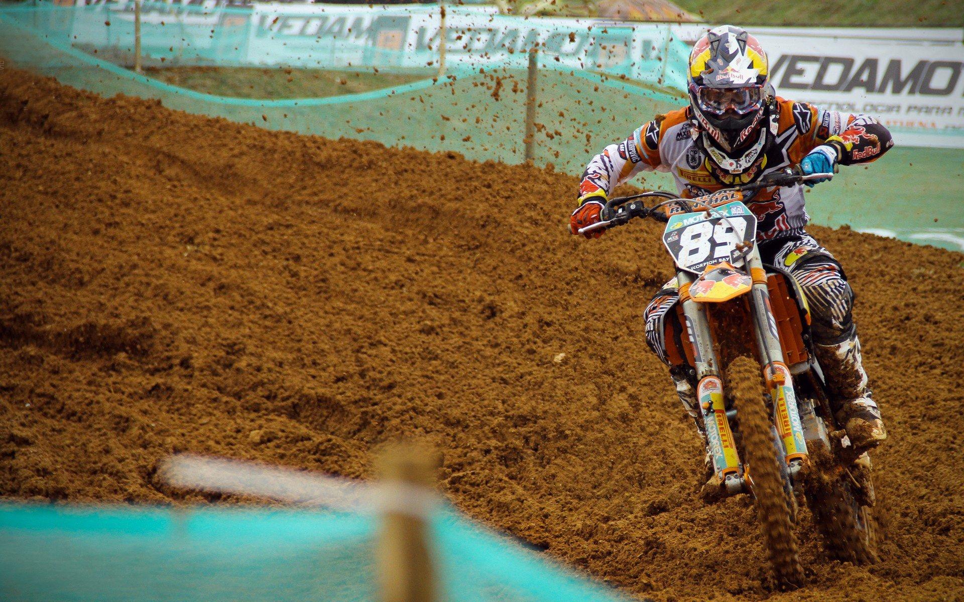 梅里诺绝杀后染红,英雄与罪人一线间引爆争议